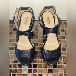 Michael kors Gabriella wedge. Good condition. Beautiful!
Size 8.5